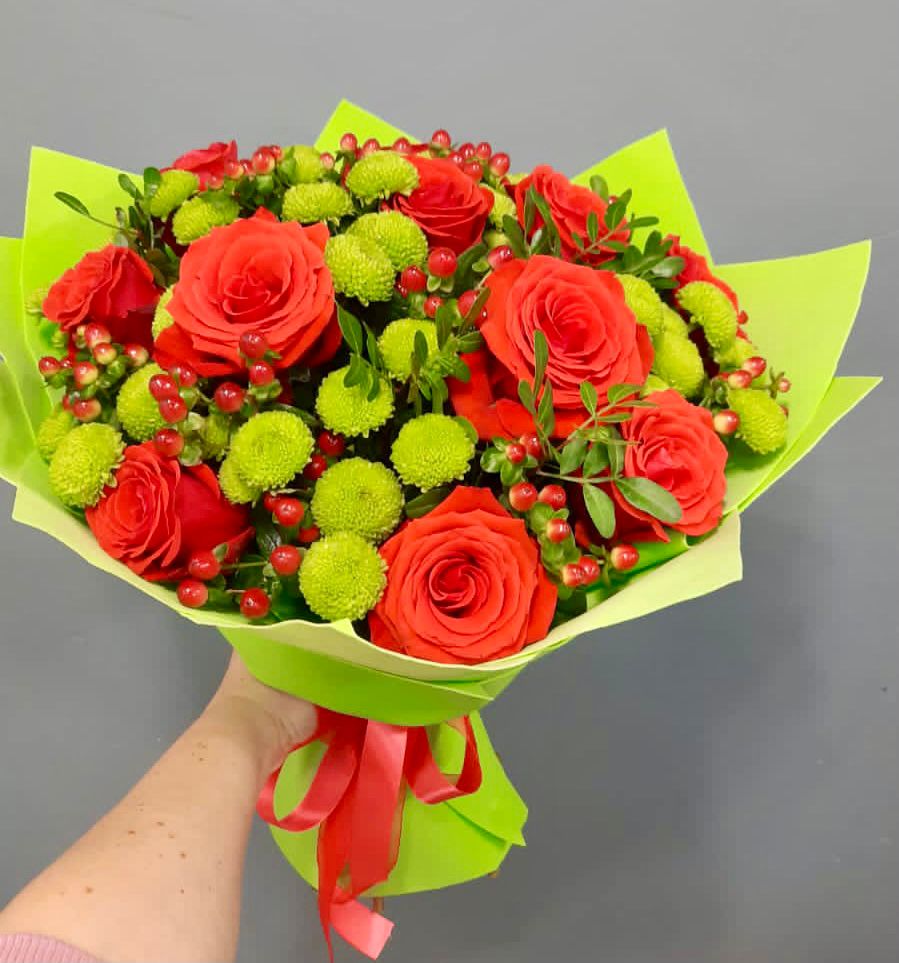 Букет цветов из: Хризантемы и Розы в Алтуде