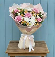 Букет цветов из:  Гвоздики, Орхидеи и Розы в Алтуде