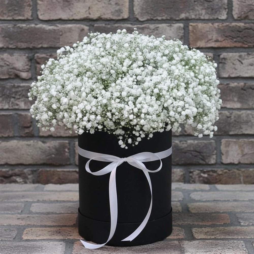 Цветочная композиция из Гипсофила в шляпной коробке в Алтуде