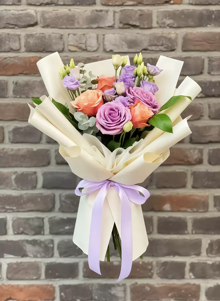 Букет цветов из: Лизиантусы и Розы в Алтуде