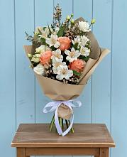 Букет цветов из:  Альстромерии, Лизиантусы, Розы и Хризантемы в Алтуде