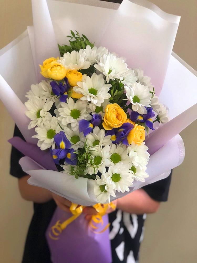 Букет цветов из: Ирисы, Хризантемы и Розы в Алтуде