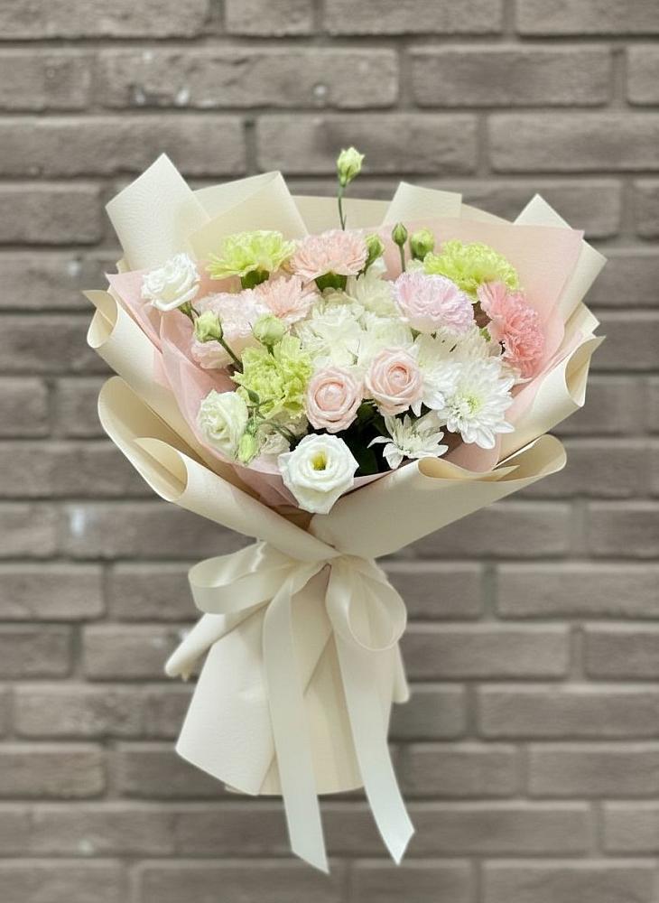 Букет цветов из: Гвоздики, Розы, Лизиантусы и Хризантемы в Алтуде