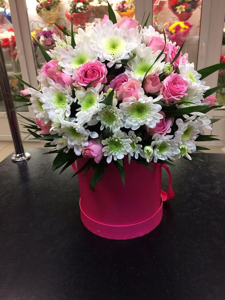 Цветочная композиция из Розы и Хризантемы в шляпной коробке в Алтуде