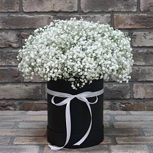 Цветочная композиция из Гипсофила в шляпной коробке в Алтуде