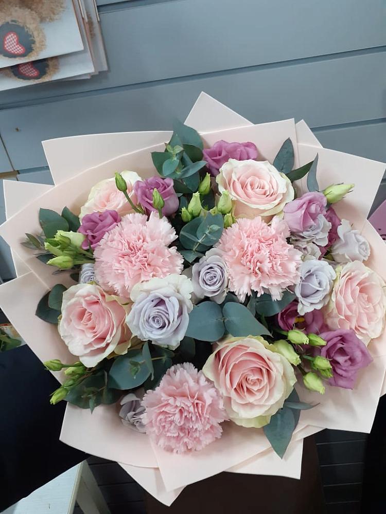 Букет цветов из: Розы, Гвоздики и Лизиантусы в Алтуде